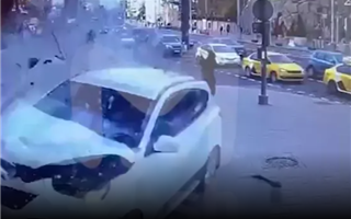 В Москве автомобиль на полном ходу врезался в ресторан