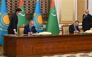 Президенты Казахстана и Туркменистана провели двусторонние переговоры в расширенном формате