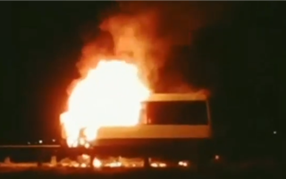 На мосту в Байсерке загорелся автомобиль - видео