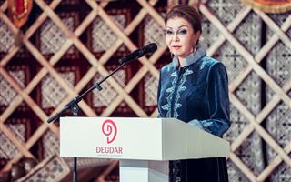 Дарига Назарбаева подарила детям 160 домбр в рамках 160-летия Дины Нурпеисовой
