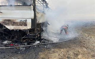 В Карагандинской области на трассе сгорел вахтовый автобус