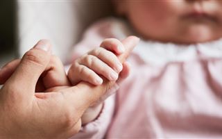 Найденная в подъезде многоэтажного дома новорожденная обрела родителей в Караганде