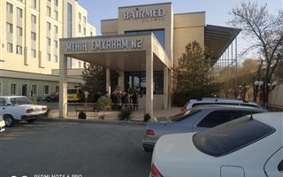 Сотни пациентов и врачей не пустили в поликлинику Шымкента