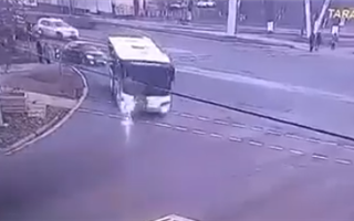 В Таразе автобус сбил женщину: появилось видео с уличных камер