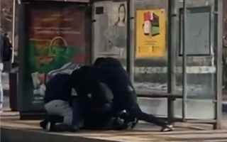 Несколько мужчин избивали одного на остановке возле КазНУ - видео