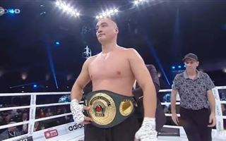 Непобежденный казахстанский супертяж нокаутировал соперника и завоевал титул от WBC
