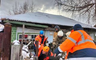 В Усть-Каменогорске мужчина несколько дней провел под обломками рухнувшего потолка в частном доме