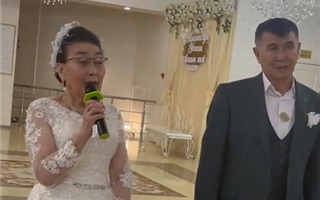 69-летняя женщина в платье невесты взбудоражила казахстанцев 