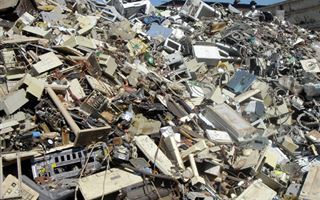 ООН обратила внимание на проблему электронных отходов на свалках в Казахстане