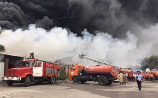 Пожар повышенного ранга - склад загорелся в Алматы