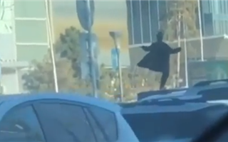 Полиция Алматы обратила внимание на видео с мужчиной, который эпично едет, стоя на крыше машины