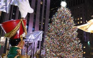 Главная рождественская елка США зажглась в Нью-Йорке