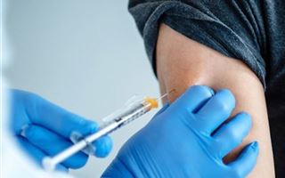 Мужчина пришел на вакцинацию от СОVID-19 с фальшивой рукой