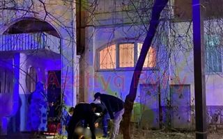 26-летняя девушка, наглотавшись таблеток, выпрыгнула с 5 этажа в Алматы