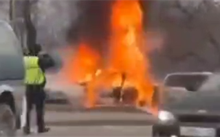  В Алматы посреди проезжей части загорелся автомобиль - видео