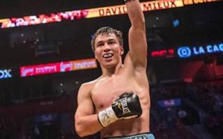 Казахстанский боксёр нокаутировал Альвареса в Монреале - видео