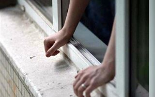 16-летняя девушка выбросилась из окна в Шымкенте