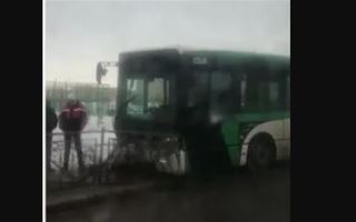 В столице автобус врезался в железное ограждение