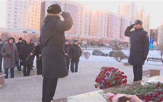 Российская делегация возложила цветы к памятнику Бауыржана Момышулы 