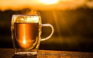 О способности горячего чая удваивать риск опасных заболеваний рассказал врач