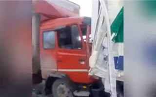 Четыре грузовика столкнулись в Актюбинской области