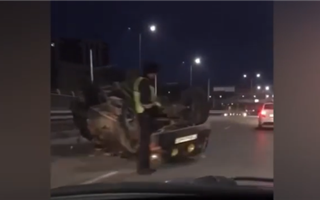 Утром 1 января в Алматы опрокинулся автомобиль - видео