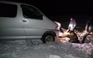 В Восточно-Казахстанской области авто с пассажирами застряло на трассе