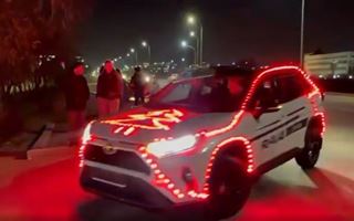 Автовладельцев, украсивших своих машины новогодними гирляндами, оштрафовали в Актау