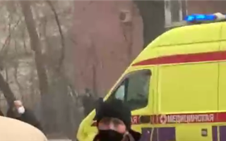 Протестующие забрасывают камнями "скорую" в Алматы - видео