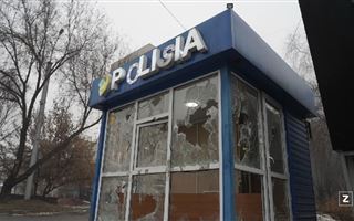 В Алматы в ходе массовых беспорядков сожгли и разбили более 30 спецмашин