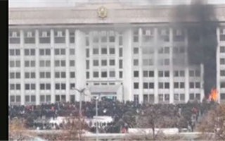 В Алматы подожгли здание городского акимата
