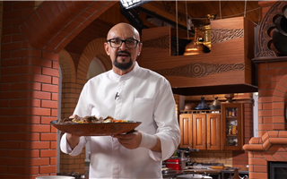 Культовый российский кулинар обещал никогда не готовить казахский бешбармак после массированной критики, но снова сделал это