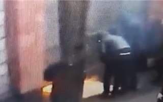 В Казнете появились кадры поджога отделения полиции в Алматы