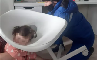 Спасатели вызволили полугодовалую девочку из плена... детского стула