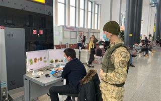 Двоих подозреваемых в алматинских погромах с оружием задержали в столичном аэропорту 