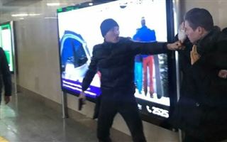 Двое парней избили подростков, угрожая им пистолетом, в метро Алматы
