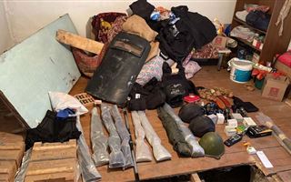 Участники массовых беспорядков хранили похищенное оружие в частном доме в Алматы