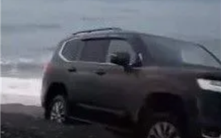 Инцидент с казахстанцем, который припарковал авто в море, попал на видео