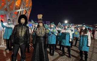 Знаменосцы Казахстана Айдова и Ажгалиев предстали в исторических образах на церемонии открытия Олимпийских игр Пекин-2022
