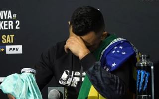 Соперник казахстанца расплакался из-за денег на пресс-конференции после боя в UFC