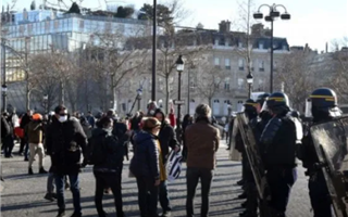 Полиция Парижа взяла под стражу 81 участника акции против антиковидных мер