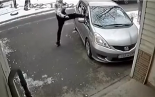 В Алматы задержан парень, разбивавший стекла автомобилей