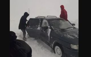 В Казахстане за сутки из снежного плена спасли 30 детей