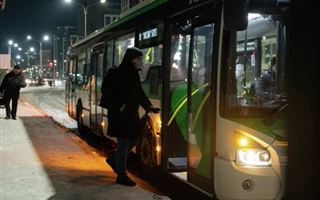 В столице пассажир автобуса сломал дверь из-за конфликта с водителем