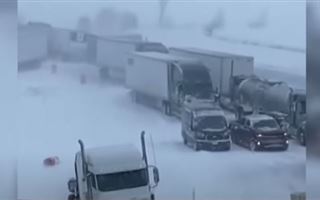 В США из-за снежного шторма столкнулись более 100 автомашин