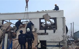 В Актобе из-за взрыва на СТО произошло обрушение здания