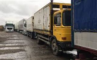 На кыргызско-казахстанской границе скопилось около 180 грузовиков