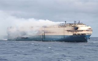 В Атлантическом океане потушили пожар на корабле с элитными автомобилями