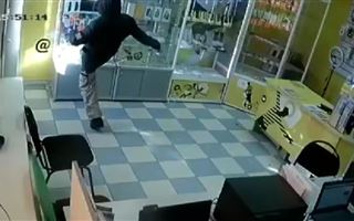 "Разбил витрину, забрал телефоны": ограбление магазина техники средь бела дня попало на видео в Уральске