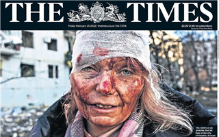 Женщина с перебинтованной головой стала "лицом" военных действий России в Украине